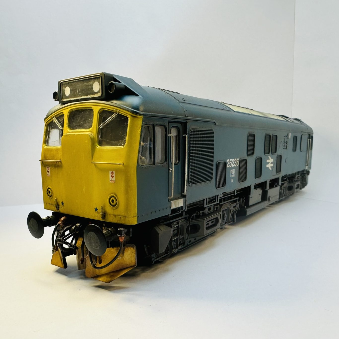 O gauge class 25, a modified Heljan product. Detailed and weathered by @MrRailway.com