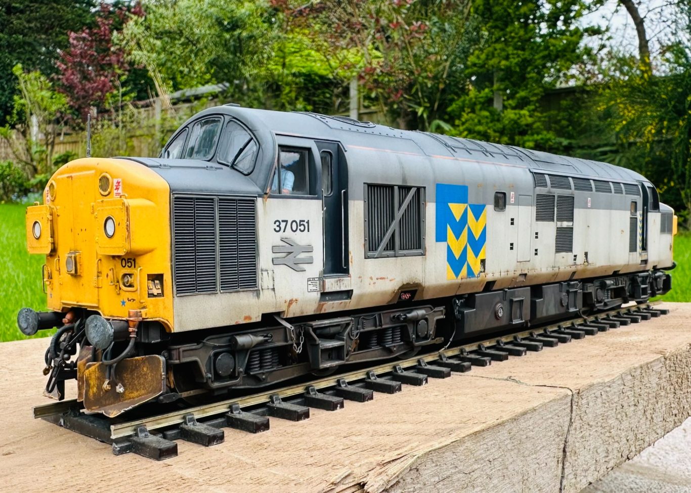 Heljan class 37/0 - Class 37 37051 - Class 37 TG Metals Sector - Weathered Heljan Class 37 O Gauge